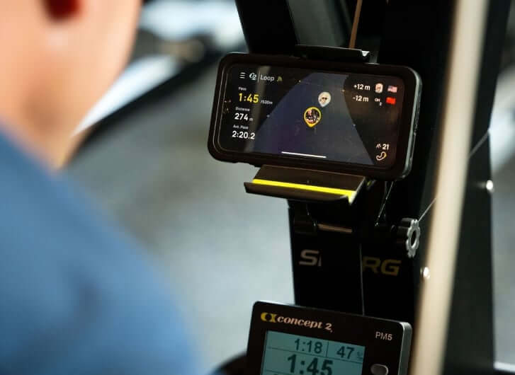 Skierg Concept 2 displaying performance metrics on smartphone and PM5 monitor for an effective workout.