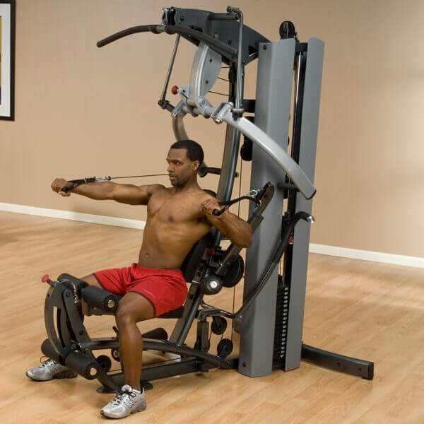 Body-Solid Fusion 600 Personal Trainer F600 - Man sitting while pulling the handles 